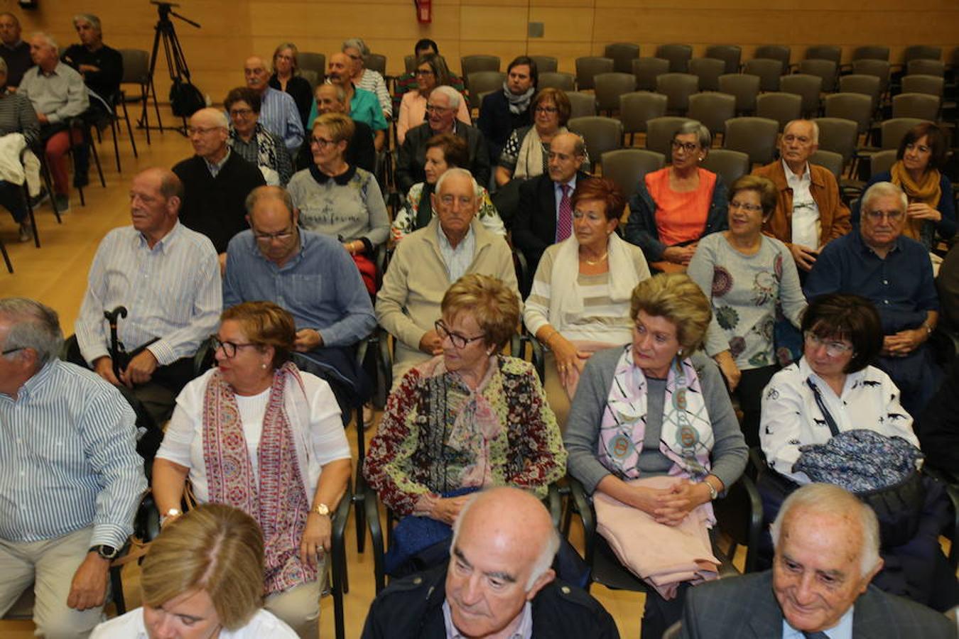 La alcaldesa de Logroño, Cuca Gamarra, y la consejera de Presidencia, Relaciones Institucionales y Acción Exterior, Begoña Martínez Arregui, han participado en Riojafórum en el acto institucional con motivo del 40 aniversario de la Asociación de Pensionistas y Jubilados de La Rioja.