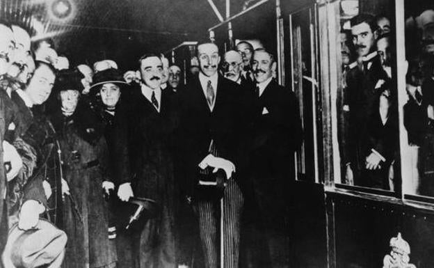 Alfonso XIII inauguró el metro de Madrid, junto a Luis Garrido Juaristi, alcalde de Madrid, nacido en Logroño..