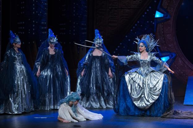 Escena de 'La flauta mágica', de Mozart, en el montaje de Ópera 2001. :: l.r.