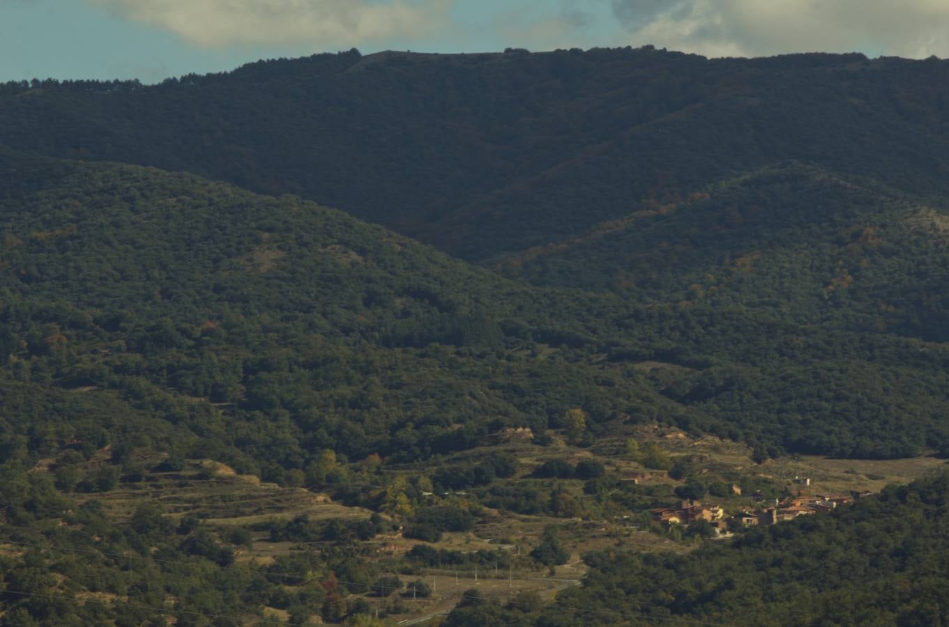 En esta época del año el monte riojano exhibe la transformación de los tonos verdes a los ocres y rojijzos. Unas imágenes evocadoras y muy bellas que animan al paseo.