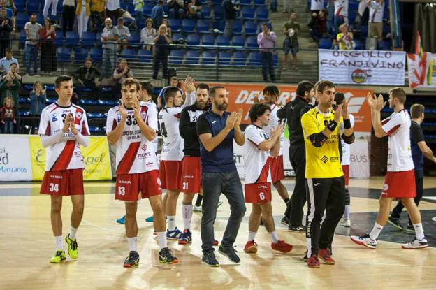 David Cadarso (16), su hermano Eduardo (19), agradecen al Palacio junto al técnico más joven de Asobal, Miguel Velasco (34). :: Díaz Uriel