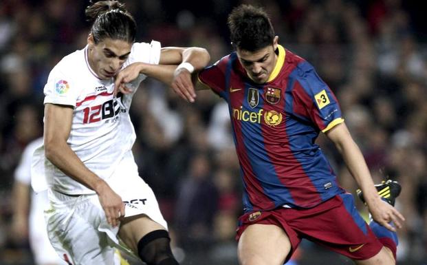 Martín Cáceres trata de frenar a David Villa en un Barcelona-Sevilla de octubre de 2010. 