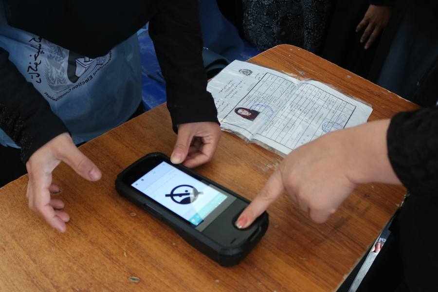 La población afgana ha hecho largas colas este sábado durante unas elecciones que han dejado varios muertos y decenas de heridos.