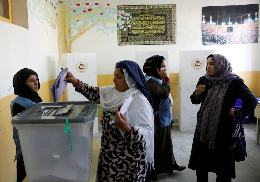 La población afgana ha hecho largas colas este sábado durante unas elecciones que han dejado varios muertos y decenas de heridos.