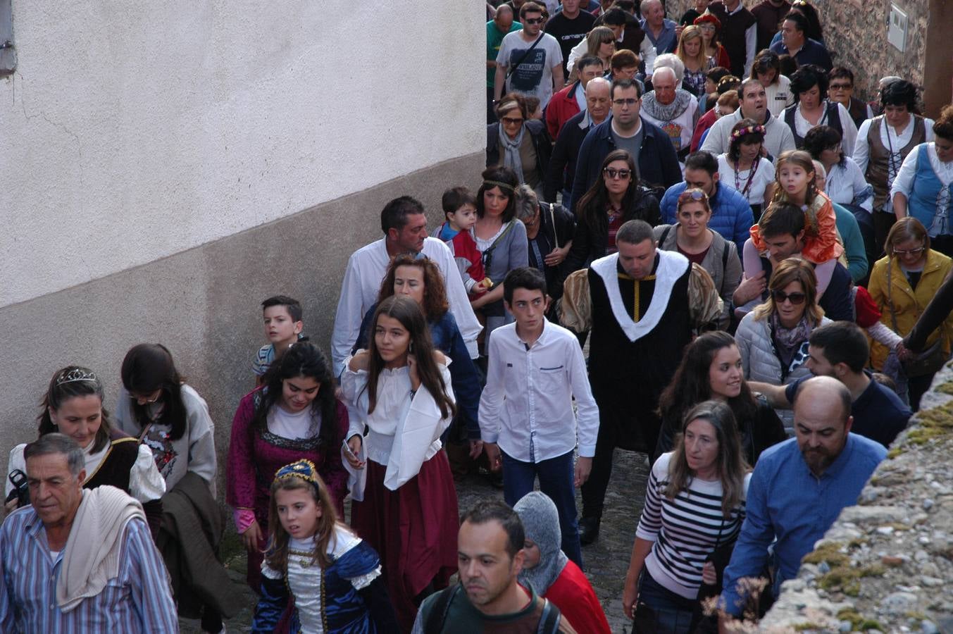 Cornago lleva trece años consecutivos celebrando unas jornadas de artesanía medieval que aprovechan uno de los entornos más llamativos de La Rioja, el formado por su castillo y la parroquia de San Pedro