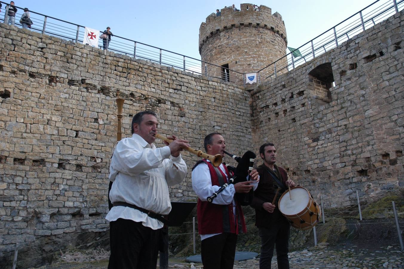 Cornago lleva trece años consecutivos celebrando unas jornadas de artesanía medieval que aprovechan uno de los entornos más llamativos de La Rioja, el formado por su castillo y la parroquia de San Pedro