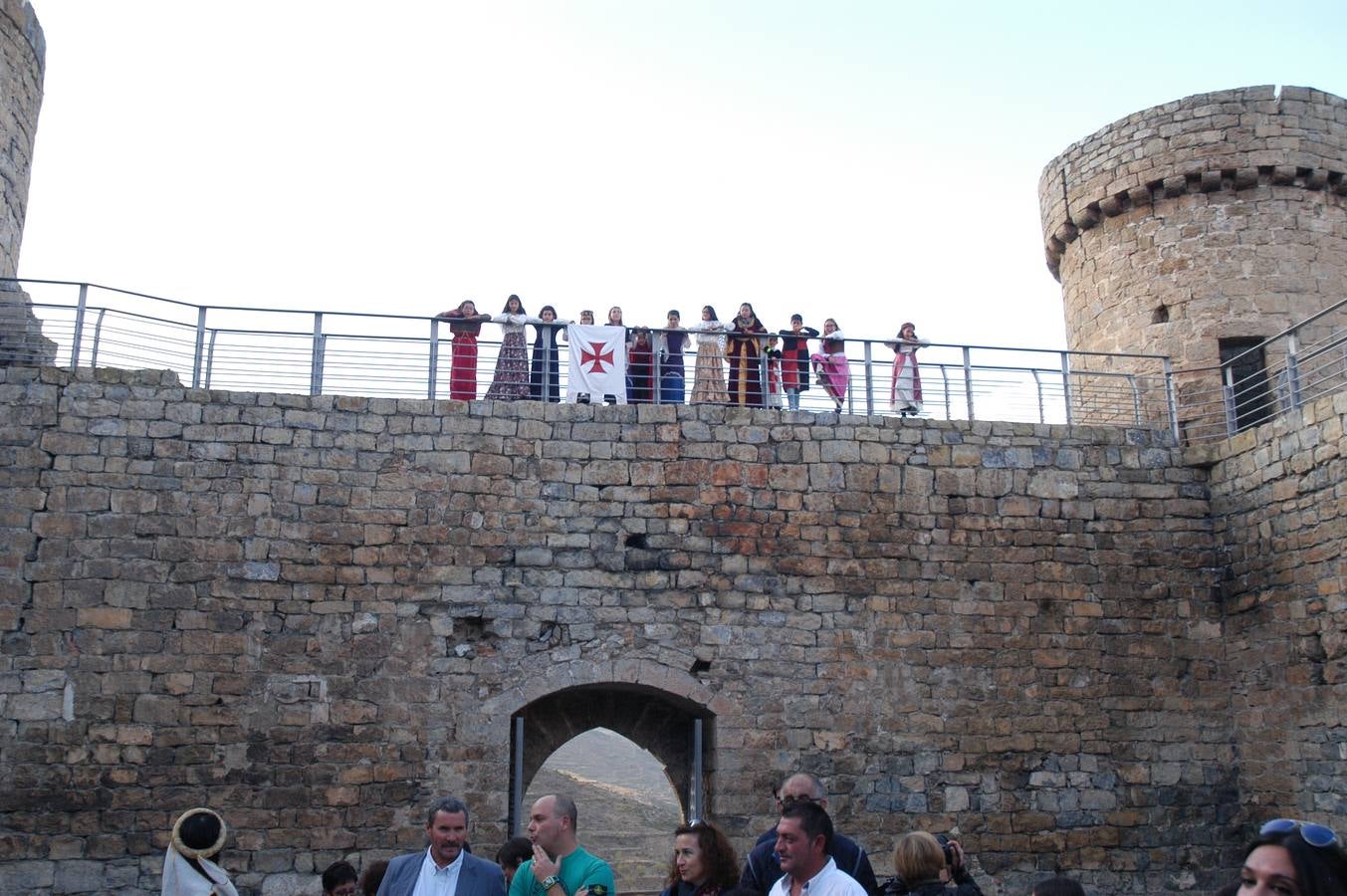 Cornago lleva trece años consecutivos celebrando unas jornadas de artesanía medieval que aprovechan uno de los entornos más llamativos de La Rioja, el formado por su castillo y la parroquia de San Pedro