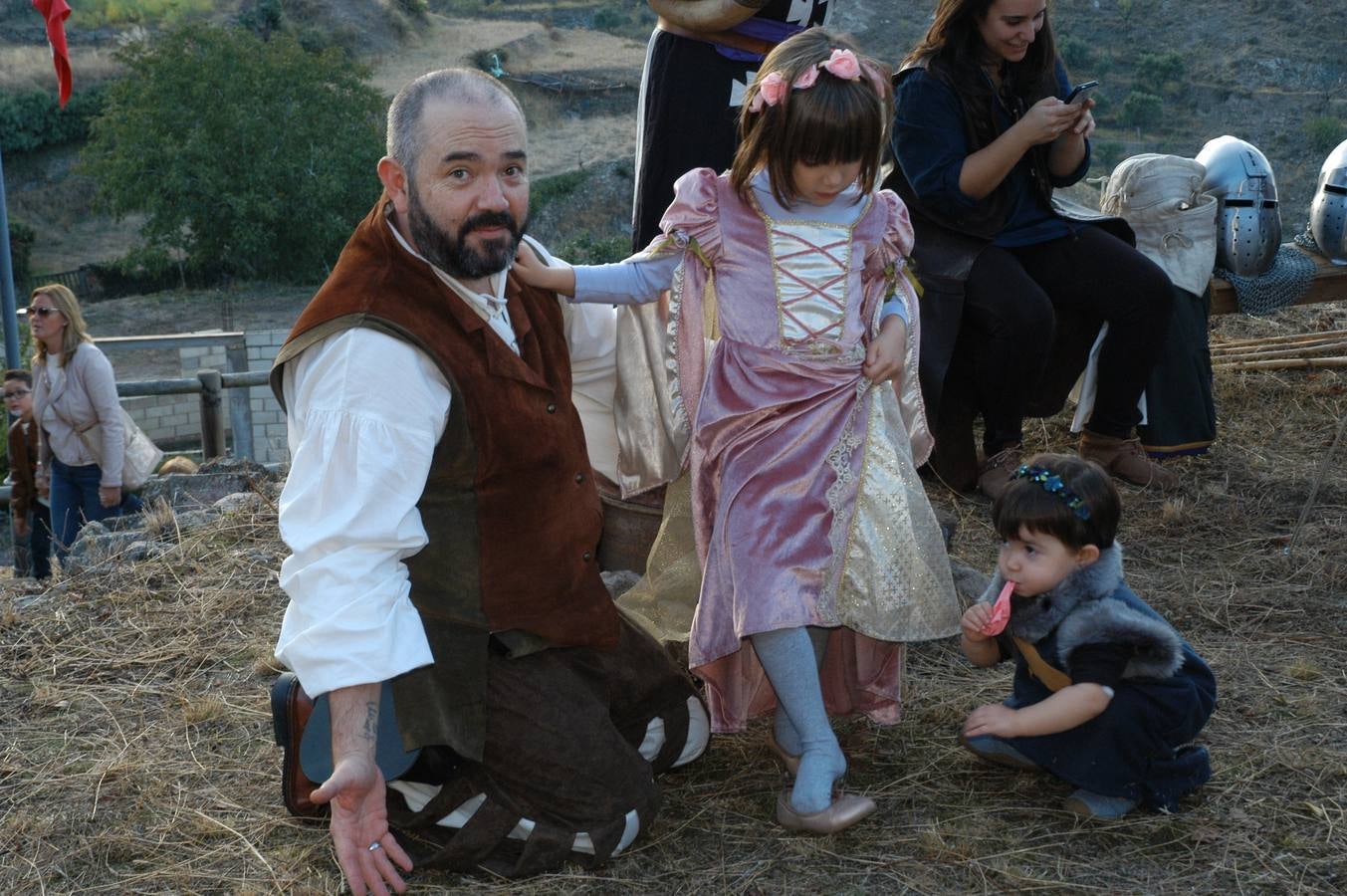 Cornago lleva trece años consecutivos celebrando unas jornadas de artesanía medieval que aprovechan uno de los entornos más llamativos de La Rioja, el formado por su castillo y la parroquia de San Pedro