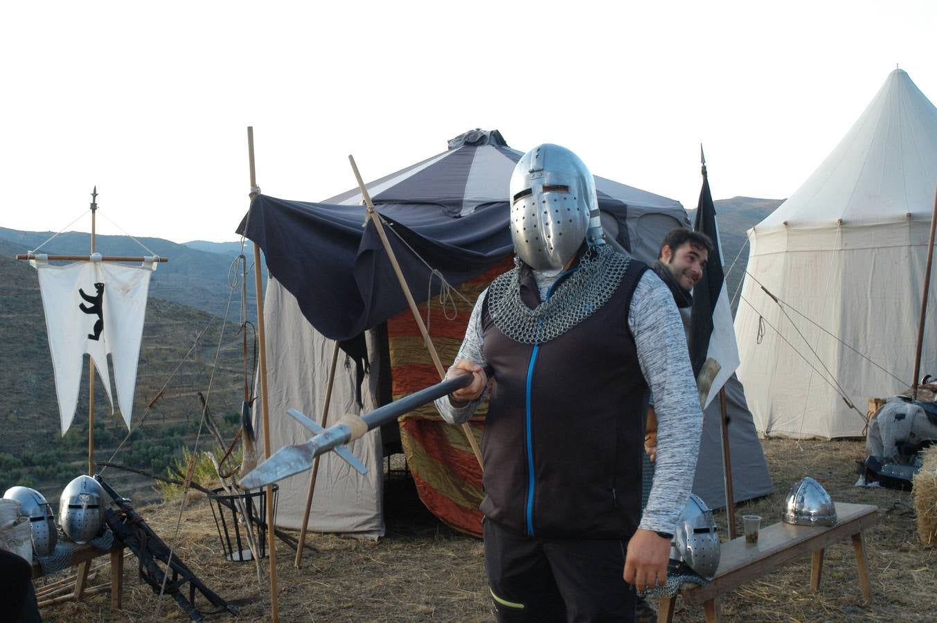 Cornago lleva trece años consecutivos celebrando unas jornadas de artesanía medieval que aprovechan uno de los entornos más llamativos de La Rioja, el formado por su castillo y la parroquia de San Pedro