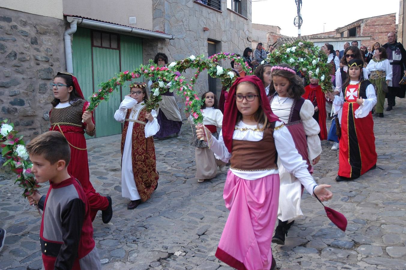 Cornago lleva trece años consecutivos celebrando unas jornadas de artesanía medieval que aprovechan uno de los entornos más llamativos de La Rioja, el formado por su castillo y la parroquia de San Pedro