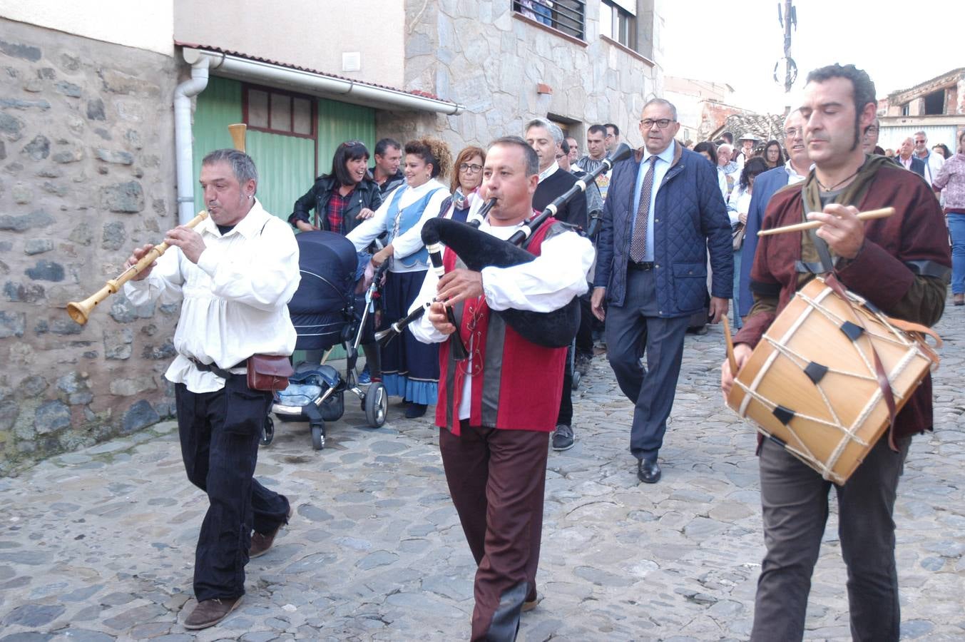 Cornago lleva trece años consecutivos celebrando unas jornadas de artesanía medieval que aprovechan uno de los entornos más llamativos de La Rioja, el formado por su castillo y la parroquia de San Pedro