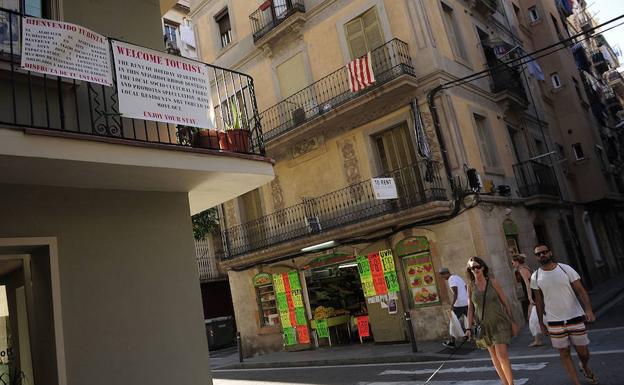 Cartel contra los pisos turísticos, en el barrio de la Barceloneta, en Barcelona.