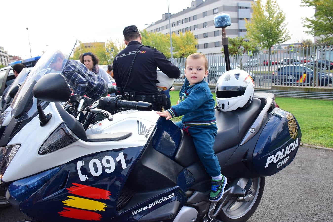 La Jefatura Superior de Policía de La Rioja celebró ayer su jornada de puertas abiertas, especialemente dedicada a los niños.