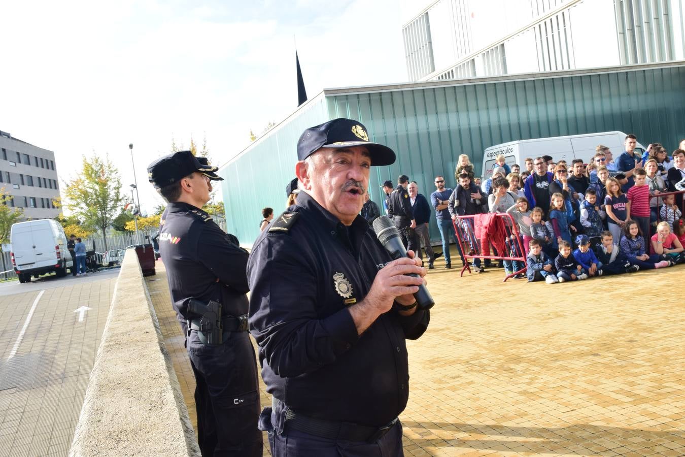 La Jefatura Superior de Policía de La Rioja celebró ayer su jornada de puertas abiertas, especialemente dedicada a los niños.