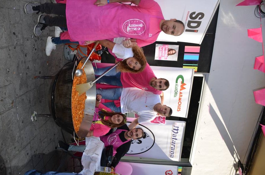 Masterclass de zumba para la lucha contra el cáncer de mama. La actividad la ha organizado la asociación de bares de la calle Travesía de Paletillas (ACTIBA) dentro de su Pink Wekend.