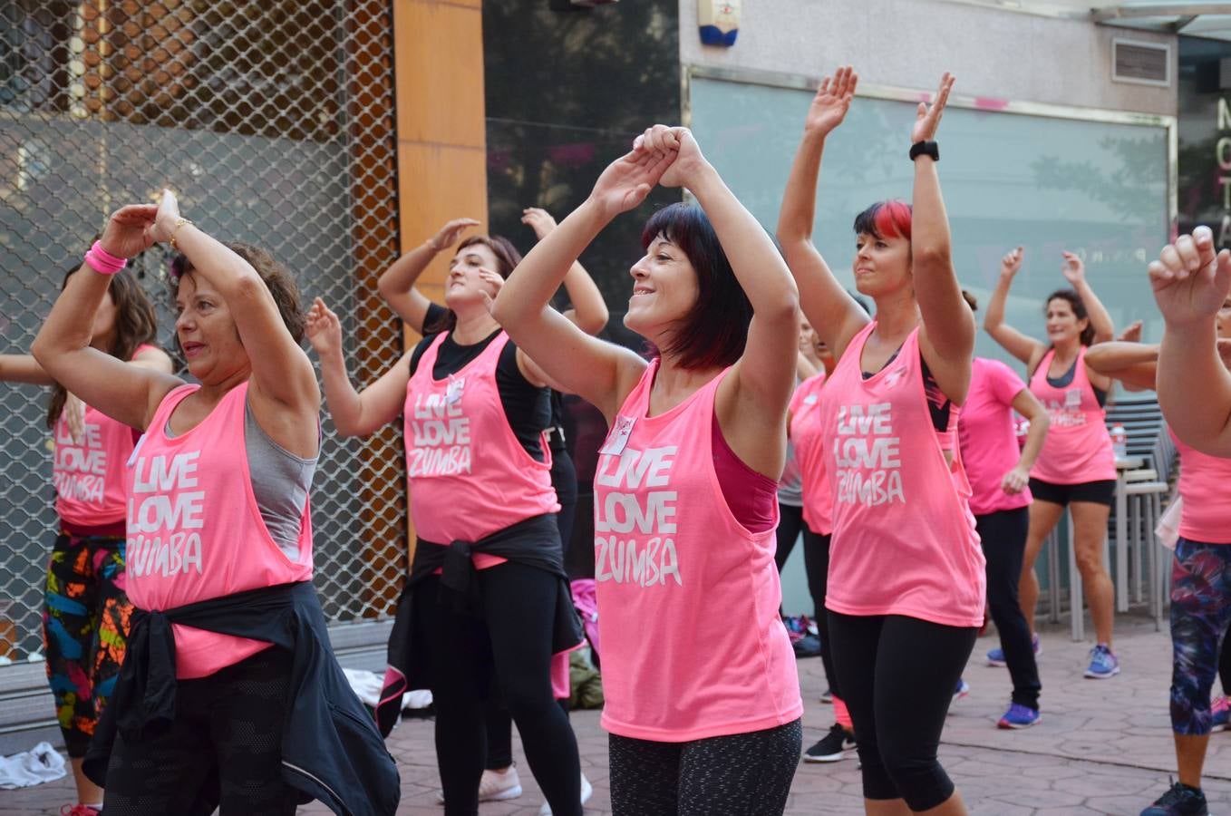 Masterclass de zumba para la lucha contra el cáncer de mama. La actividad la ha organizado la asociación de bares de la calle Travesía de Paletillas (ACTIBA) dentro de su Pink Wekend.
