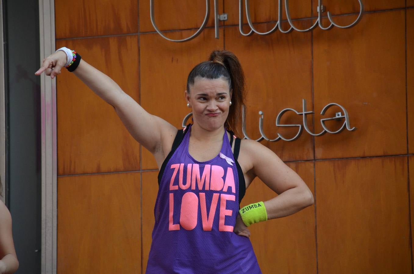 Masterclass de zumba para la lucha contra el cáncer de mama. La actividad la ha organizado la asociación de bares de la calle Travesía de Paletillas (ACTIBA) dentro de su Pink Wekend.