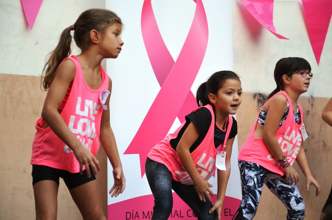 Masterclass de zumba para la lucha contra el cáncer de mama. La actividad la ha organizado la asociación de bares de la calle Travesía de Paletillas (ACTIBA) dentro de su Pink Wekend.