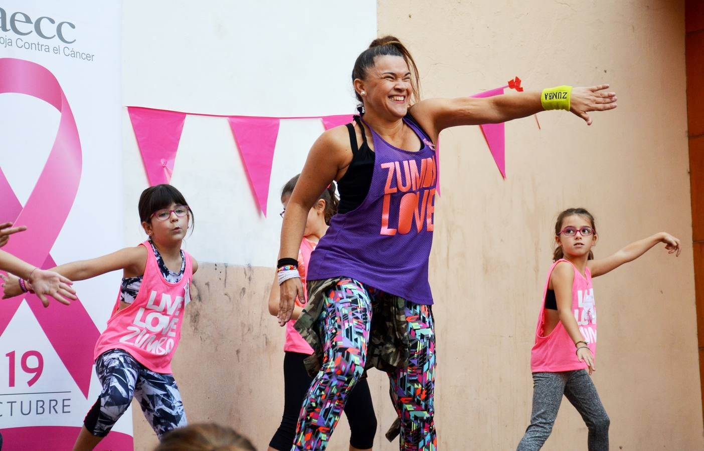 Masterclass de zumba para la lucha contra el cáncer de mama. La actividad la ha organizado la asociación de bares de la calle Travesía de Paletillas (ACTIBA) dentro de su Pink Wekend.