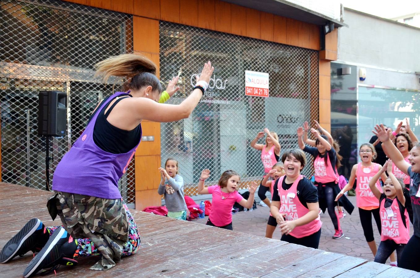Masterclass de zumba para la lucha contra el cáncer de mama. La actividad la ha organizado la asociación de bares de la calle Travesía de Paletillas (ACTIBA) dentro de su Pink Wekend.