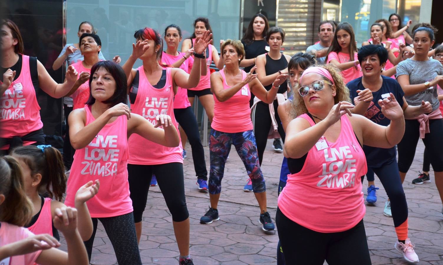 Masterclass de zumba para la lucha contra el cáncer de mama. La actividad la ha organizado la asociación de bares de la calle Travesía de Paletillas (ACTIBA) dentro de su Pink Wekend.