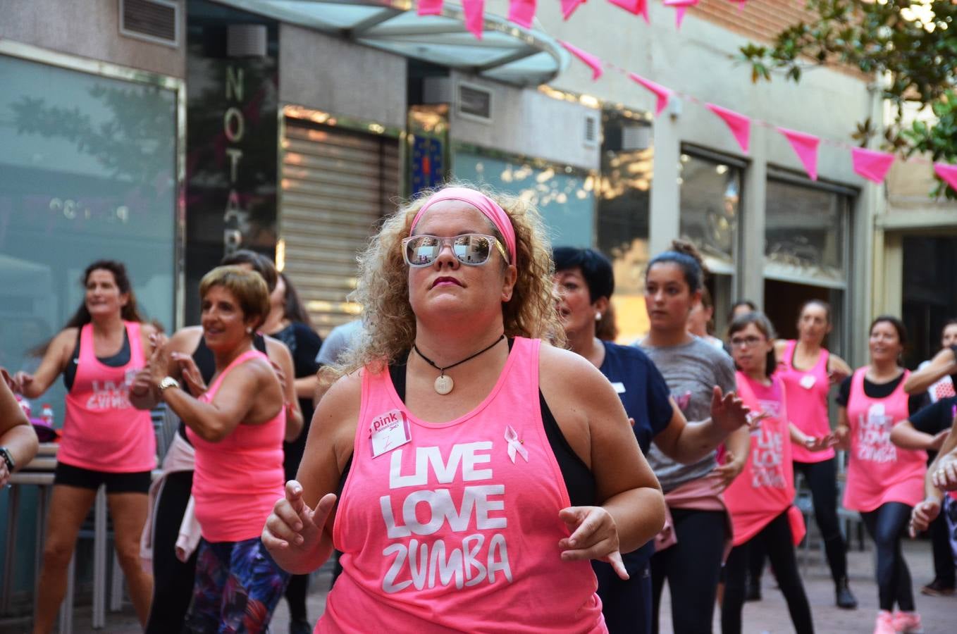 Masterclass de zumba para la lucha contra el cáncer de mama. La actividad la ha organizado la asociación de bares de la calle Travesía de Paletillas (ACTIBA) dentro de su Pink Wekend.
