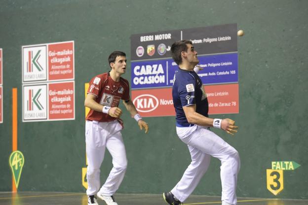 Joseba Ezkurdia suelta su zurda ante la mirada de Altuna. :: pedro martínez/diario vasco