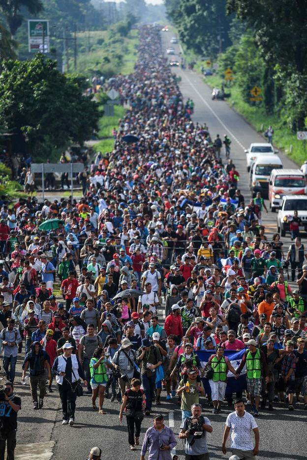 Miles de migrantes salieron ayer de Ciudad Hidalgo camino de Tapachula (Chiapas). :: Pedro Pardo/ afp