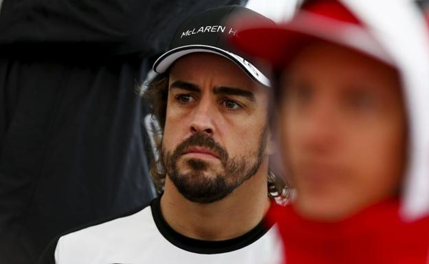 Fernando Alonso, con gesto serio en el 'paddock'. 