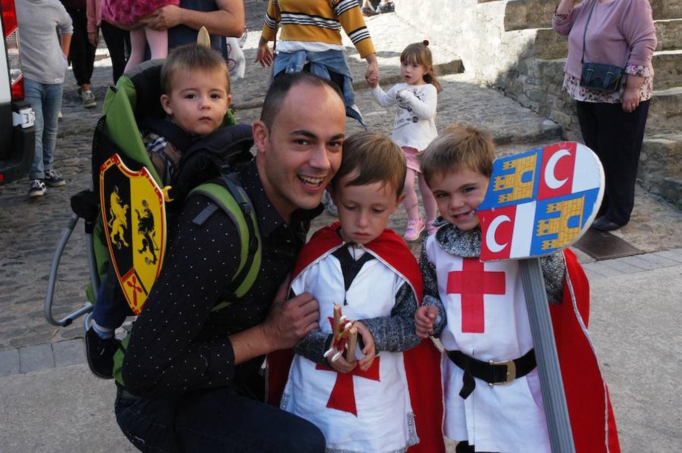 Fotografías del domingo de las jornadas de artesanía medieval de Cornago donde la localidad riojana se vuelca con su pasado y ofrece un colorido muy especial por sus estrechas y empedradas calles.