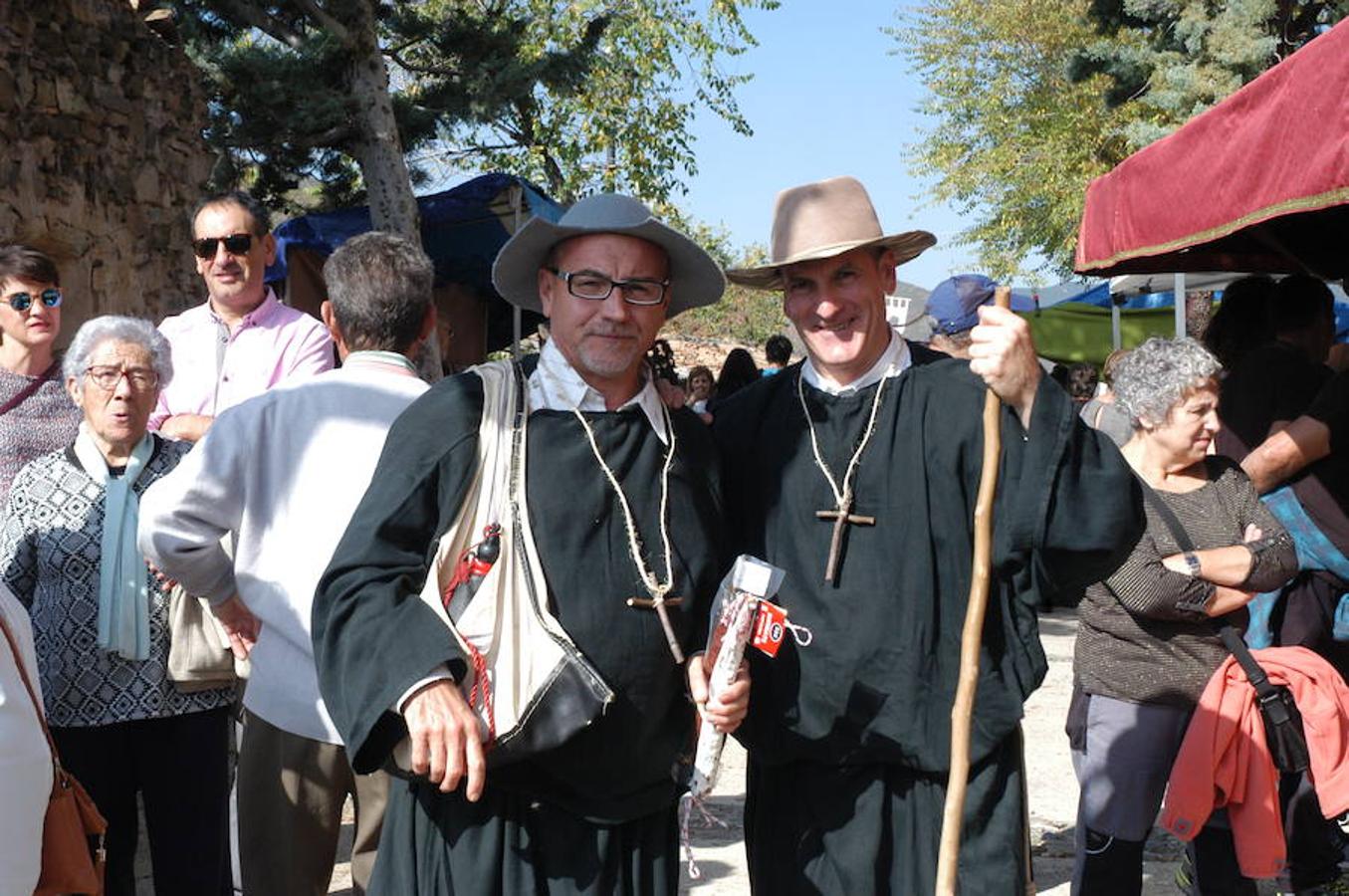 Fotografías del domingo de las jornadas de artesanía medieval de Cornago donde la localidad riojana se vuelca con su pasado y ofrece un colorido muy especial por sus estrechas y empedradas calles.