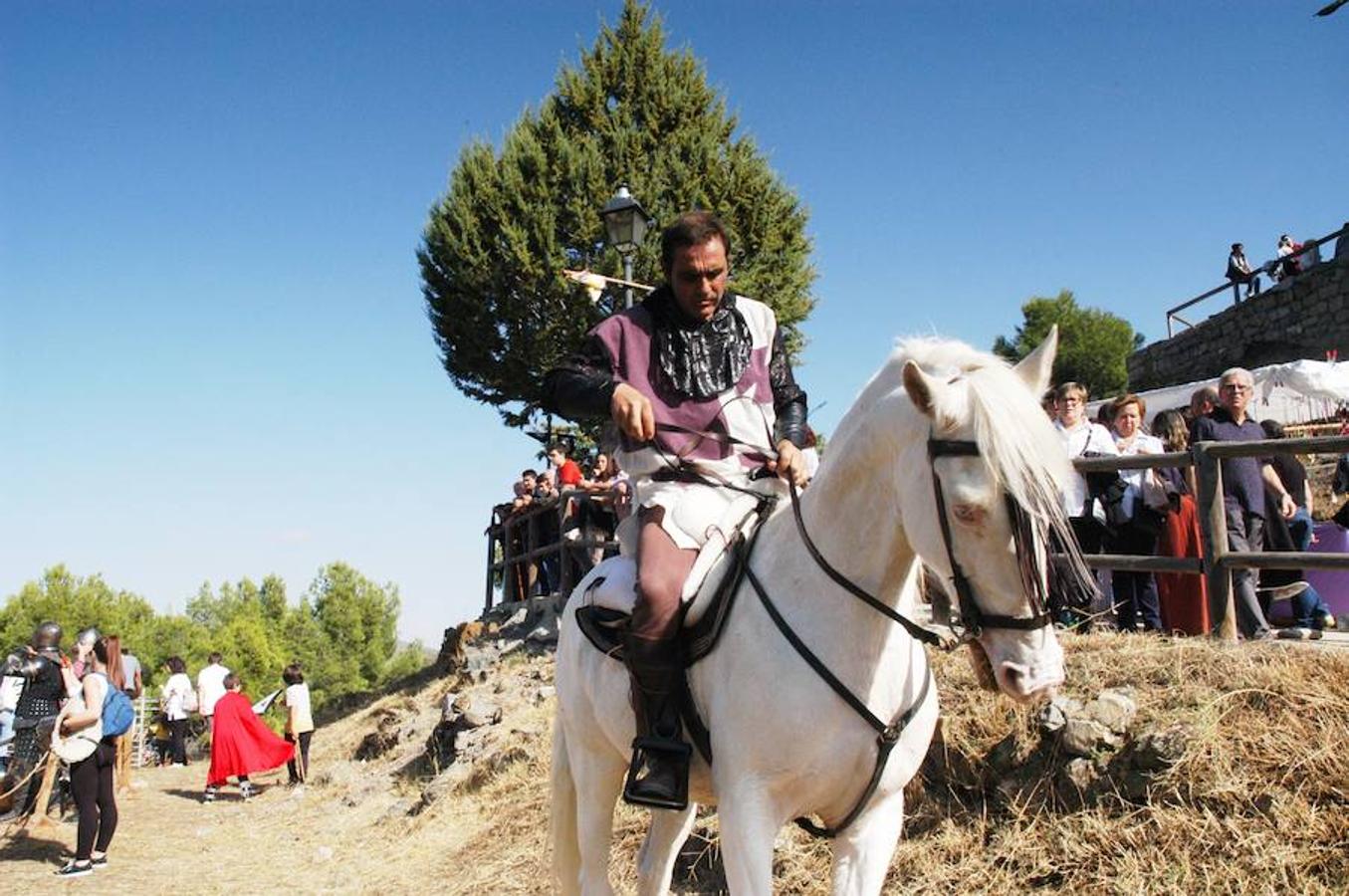 Fotografías del domingo de las jornadas de artesanía medieval de Cornago donde la localidad riojana se vuelca con su pasado y ofrece un colorido muy especial por sus estrechas y empedradas calles.