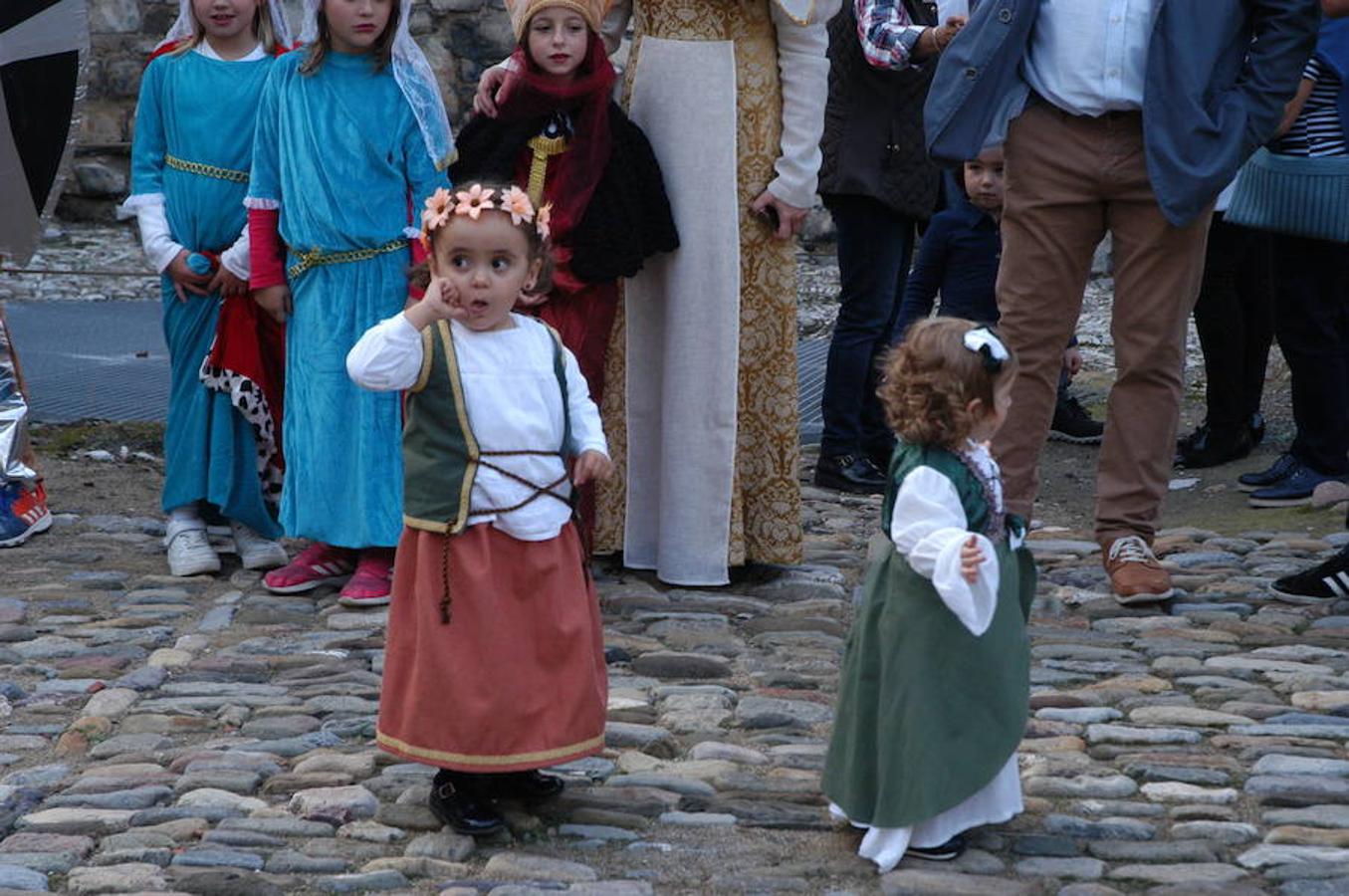 Fotografías del domingo de las jornadas de artesanía medieval de Cornago donde la localidad riojana se vuelca con su pasado y ofrece un colorido muy especial por sus estrechas y empedradas calles.