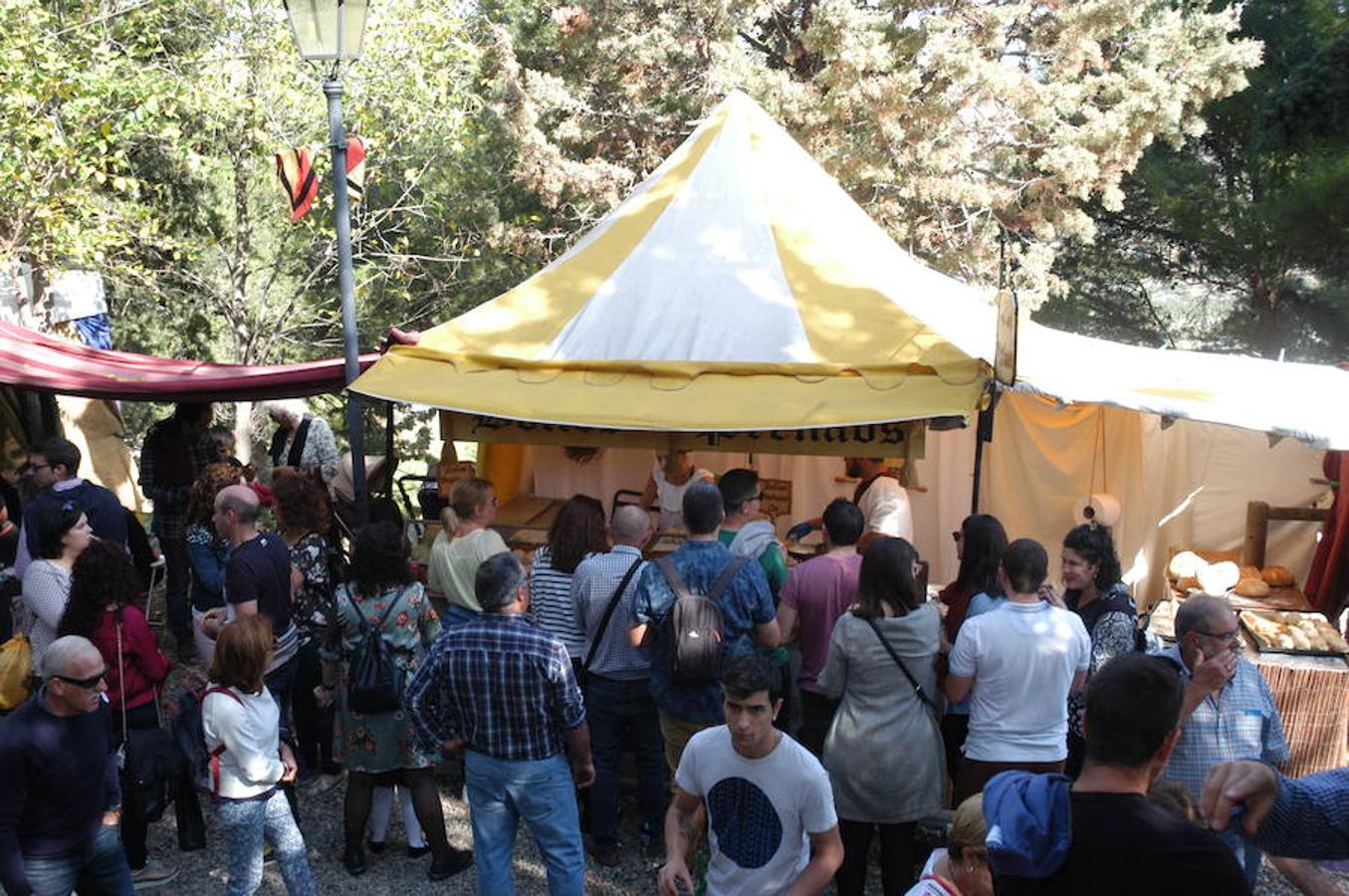 Fotografías del domingo de las jornadas de artesanía medieval de Cornago donde la localidad riojana se vuelca con su pasado y ofrece un colorido muy especial por sus estrechas y empedradas calles.