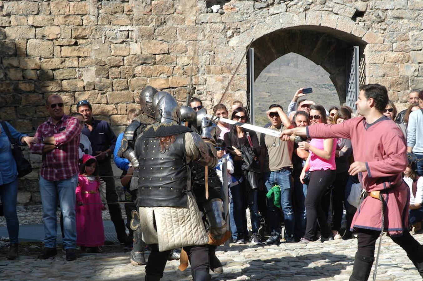 Fotografías del domingo de las jornadas de artesanía medieval de Cornago donde la localidad riojana se vuelca con su pasado y ofrece un colorido muy especial por sus estrechas y empedradas calles.