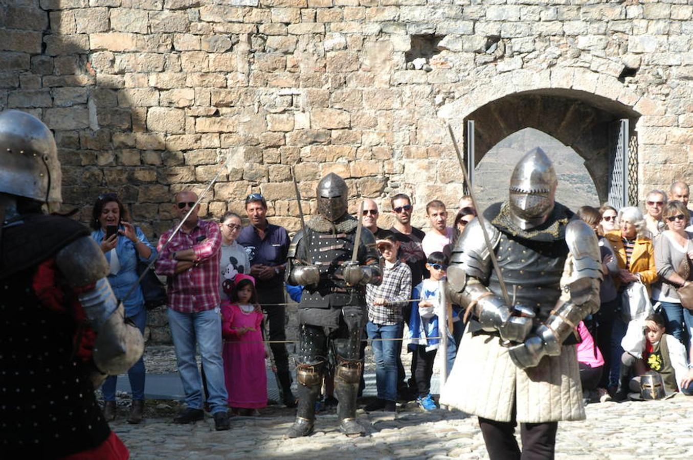 Fotografías del domingo de las jornadas de artesanía medieval de Cornago donde la localidad riojana se vuelca con su pasado y ofrece un colorido muy especial por sus estrechas y empedradas calles.