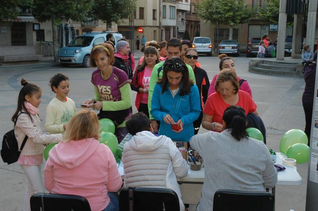 Imágenes correspondientes a la marcha para recaudar fondos contra el cáncer en Aldeanueva de Ebro.