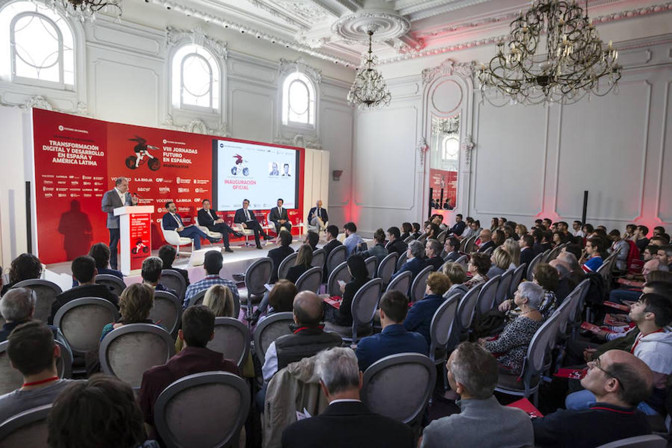 Primera jornada de Futuro en Español en la que se ha abordado la transformación digital y desarrollo en España y América Latina con enfoque especial en la educación y las nuevas tecnologías. Han participado el l exministro de las TIC de Colombia, David Luna; el alcalde de Murcia, José Francisco Ballesta; el consejero riojano de Educación, Alberto Galiana; y el vicerrector de UNIR Josu Ahedo.