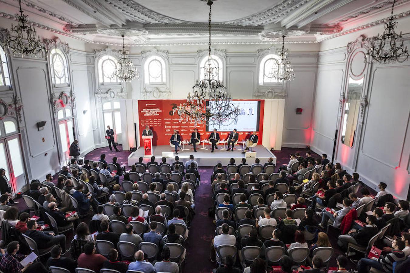 Primera jornada de Futuro en Español en la que se ha abordado la transformación digital y desarrollo en España y América Latina con enfoque especial en la educación y las nuevas tecnologías. Han participado el l exministro de las TIC de Colombia, David Luna; el alcalde de Murcia, José Francisco Ballesta; el consejero riojano de Educación, Alberto Galiana; y el vicerrector de UNIR Josu Ahedo.