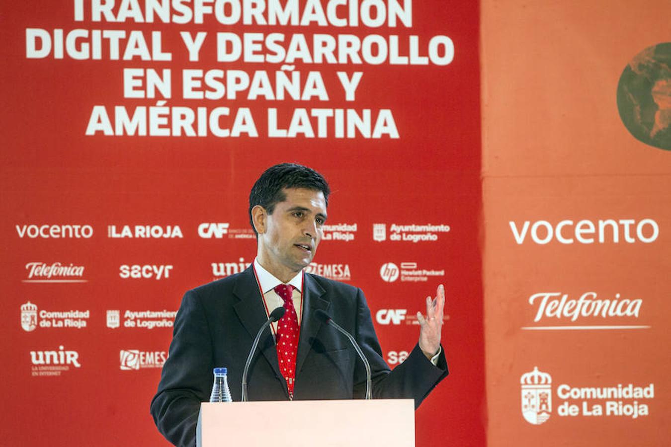 Primera jornada de Futuro en Español en la que se ha abordado la transformación digital y desarrollo en España y América Latina con enfoque especial en la educación y las nuevas tecnologías. Han participado el l exministro de las TIC de Colombia, David Luna; el alcalde de Murcia, José Francisco Ballesta; el consejero riojano de Educación, Alberto Galiana; y el vicerrector de UNIR Josu Ahedo.