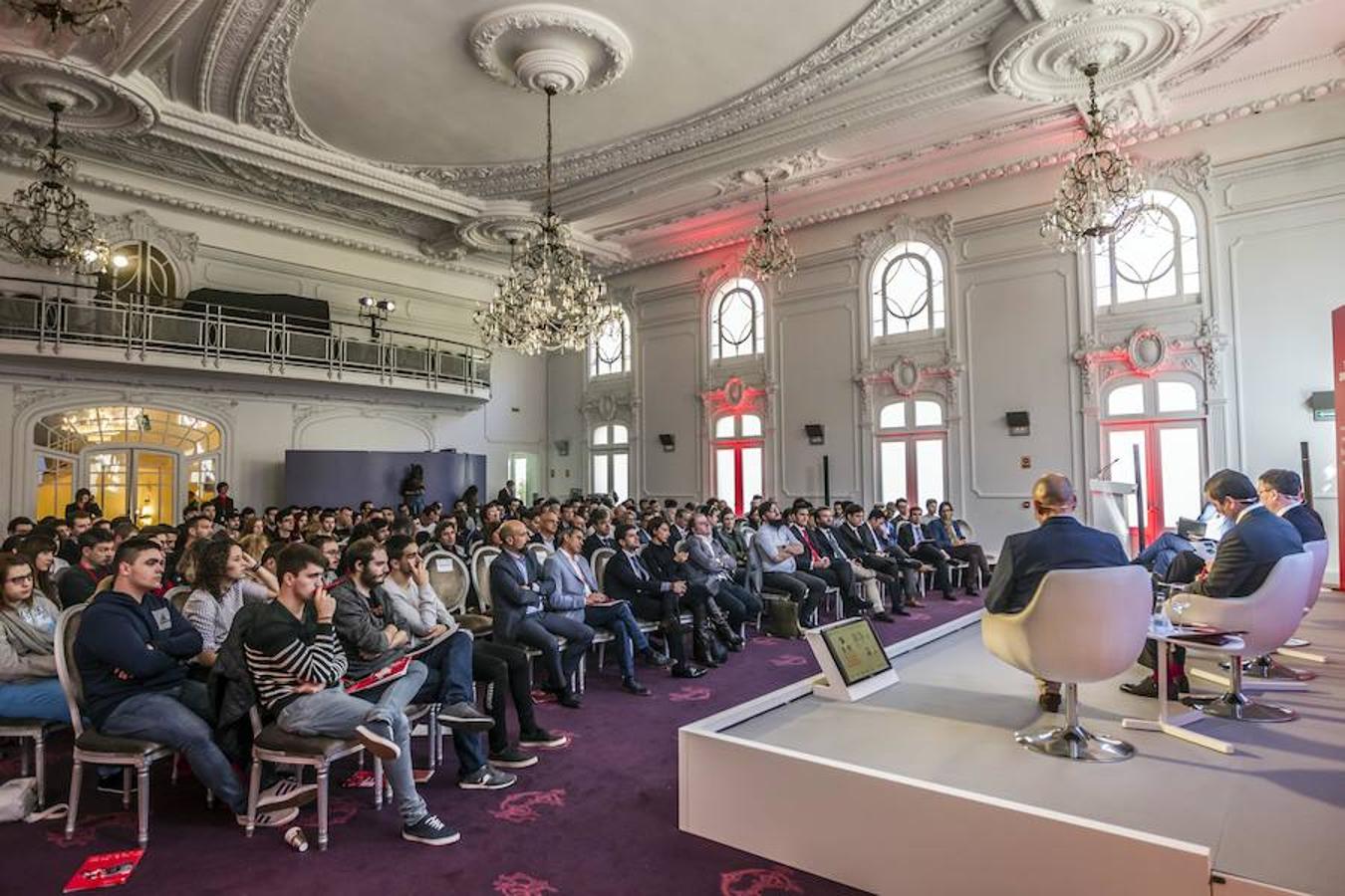 Primera jornada de Futuro en Español en la que se ha abordado la transformación digital y desarrollo en España y América Latina con enfoque especial en la educación y las nuevas tecnologías. Han participado el l exministro de las TIC de Colombia, David Luna; el alcalde de Murcia, José Francisco Ballesta; el consejero riojano de Educación, Alberto Galiana; y el vicerrector de UNIR Josu Ahedo.