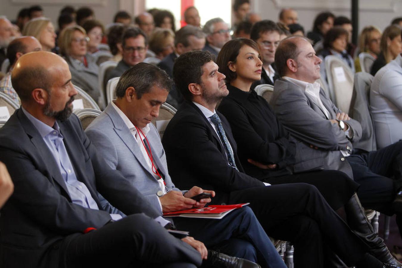 Primera jornada de Futuro en Español en la que se ha abordado la transformación digital y desarrollo en España y América Latina con enfoque especial en la educación y las nuevas tecnologías. Han participado el l exministro de las TIC de Colombia, David Luna; el alcalde de Murcia, José Francisco Ballesta; el consejero riojano de Educación, Alberto Galiana; y el vicerrector de UNIR Josu Ahedo.