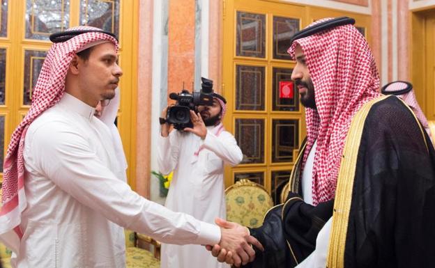 El príncipe heredero de Arabia Saudí, Mohamed bin Salman (d), recibe a Salah bin Jamal Khashoggi (i), hijo del periodista asesinado.