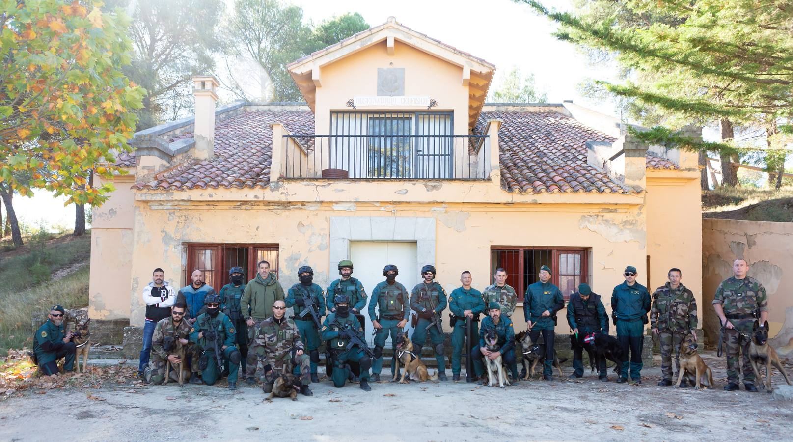 El Grupo de Acción Rápida (GAR) de la Guardia Civil y la Gendarmería Francesa están desarrollano unas jornadas prácticas en Logroño para implementar un nuevo sistema de detección de explosivos con perros en grandes concentraciones de personas, como eventos deportivos o musicales.