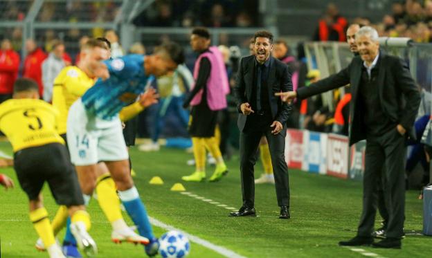 Simeone, junto al entrenador del Dortmund, Lucien Favre, durante el partido del miércoles. :: REUTERS