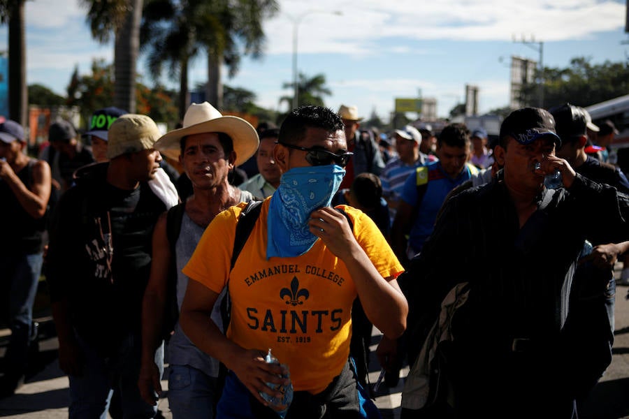 Unos 300 migrantes salvadoreños han salido este domingo de su país hacia la frontera con Guatemala con el objetivo final de llegar a EE UU. Buscan emular la caravana de hondureños que salió el 13 de octubre de San Pedro Sula.