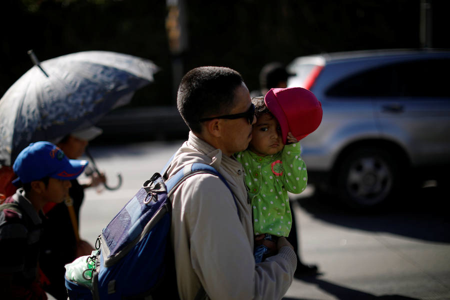 Unos 300 migrantes salvadoreños han salido este domingo de su país hacia la frontera con Guatemala con el objetivo final de llegar a EE UU. Buscan emular la caravana de hondureños que salió el 13 de octubre de San Pedro Sula.