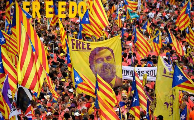 Imagen de la última diada en Barcelona con una pancarta con la foto de Junqueras.