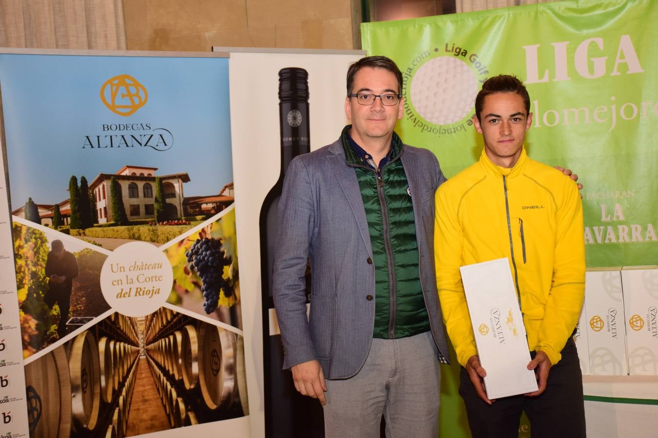 Entrega de premios a los ganadores del Torneo Bodegas Altanza, de la Liga de Golf y Vino de lomejordelvinoderioja.com.