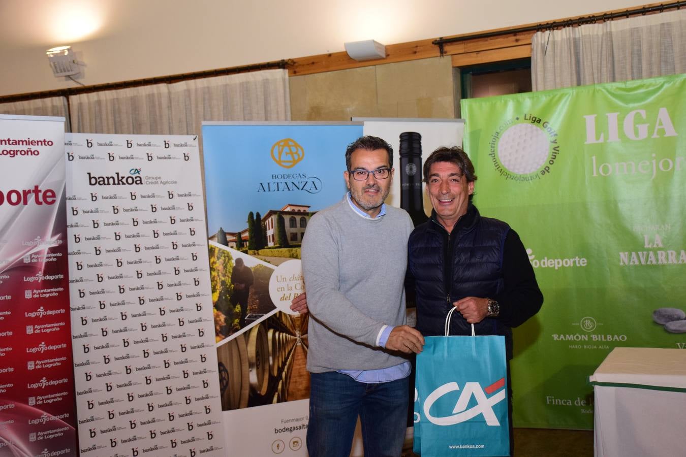 Entrega de premios a los ganadores del Torneo Bodegas Altanza, de la Liga de Golf y Vino de lomejordelvinoderioja.com.